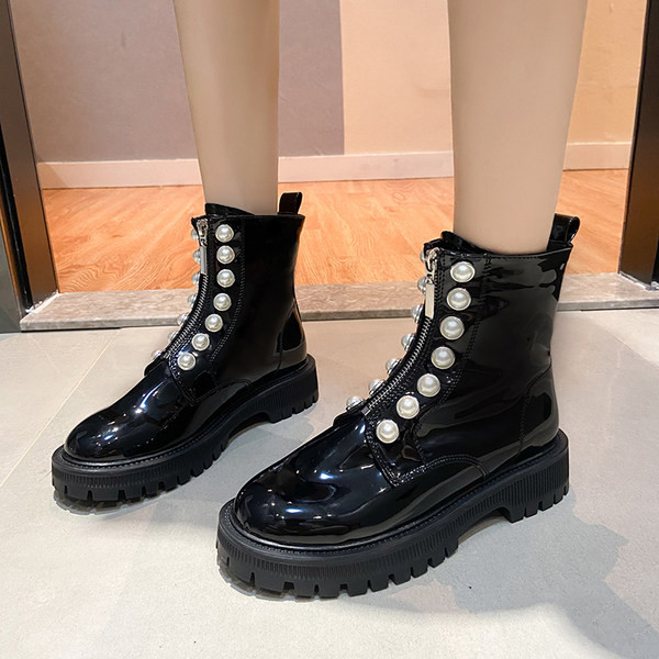 Nööpidega lakknahast saapad - musta värvi