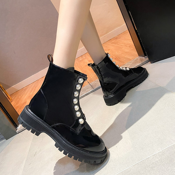 Nööpidega lakknahast saapad - musta värvi