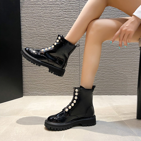 Nööpidega lakknahast saapad - musta värvi