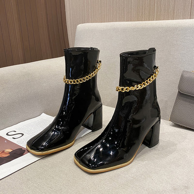 Stílusos női lakkcsizma sarokkal és fémlánccal