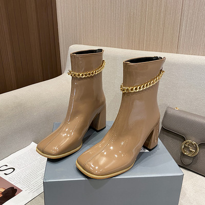 Stílusos női lakkcsizma sarokkal és fémlánccal