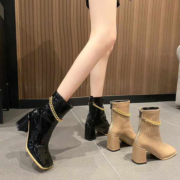 Stílusos női lakkcsizma sarokkal és fémlánccal