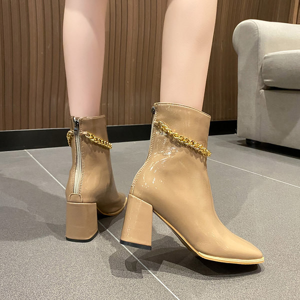Stílusos női lakkcsizma sarokkal és fémlánccal