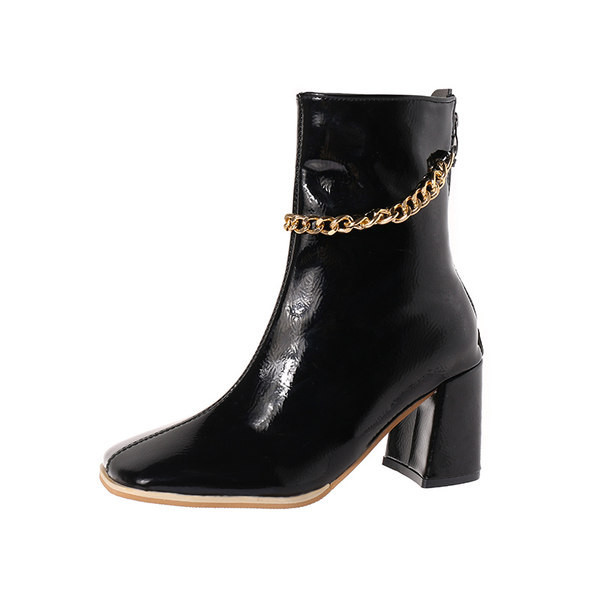 Stílusos női lakkcsizma sarokkal és fémlánccal