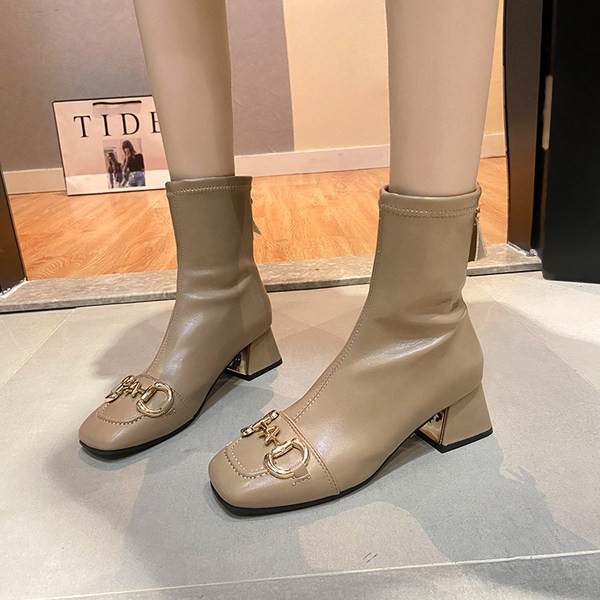 Stiilsed paksu kontsa ja pandlaga saapad naistele