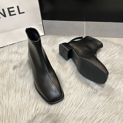 Női csizma sima modell sarokkal és cipzárral