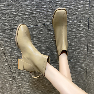 Női csizma sima modell sarokkal és cipzárral