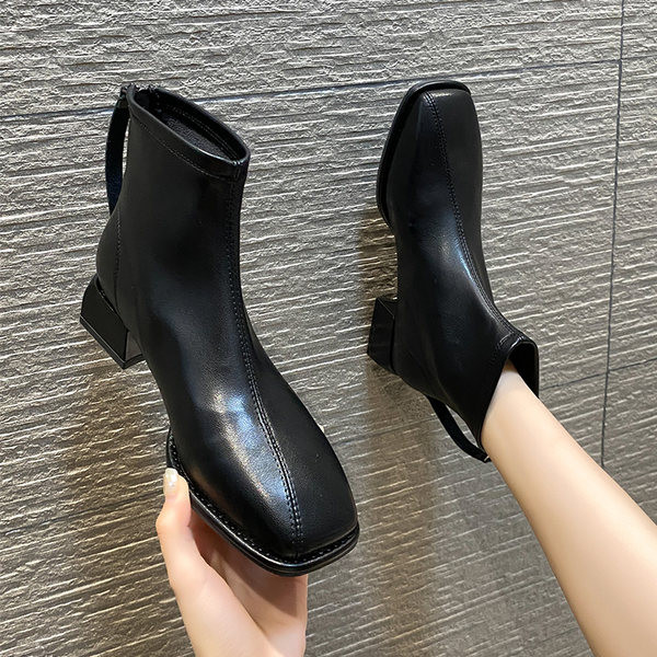 Női csizma sima modell sarokkal és cipzárral