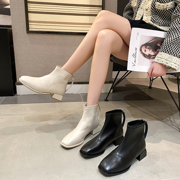 Női csizma sima modell sarokkal és cipzárral