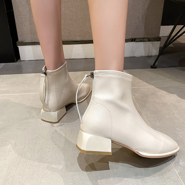 Női csizma sima modell sarokkal és cipzárral