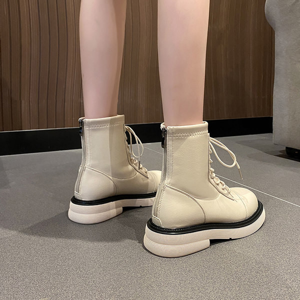 Ležerne ženske čizme s ravnim potplatom i vezicama