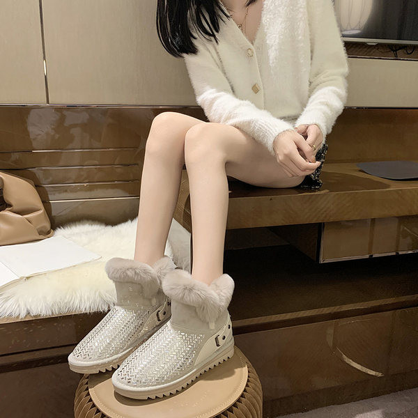 Kahes värvitoonis metallist kaunistuse ja sooja voodriga naiste saapad