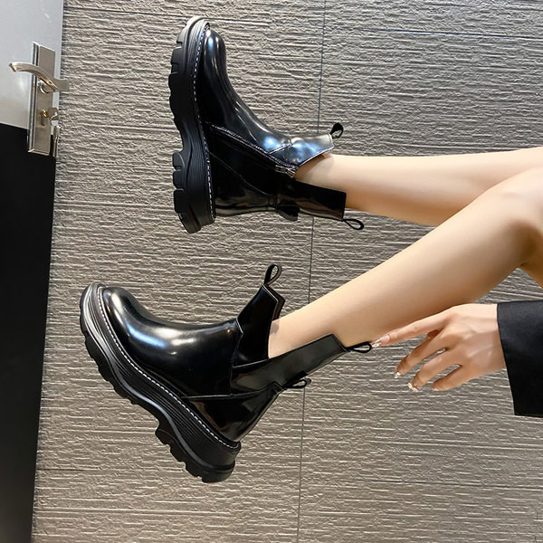 Moteriški modernūs batai iš eko odos apvalaus modelio