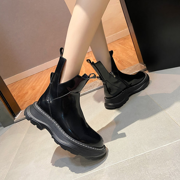 Moteriški modernūs batai iš eko odos apvalaus modelio