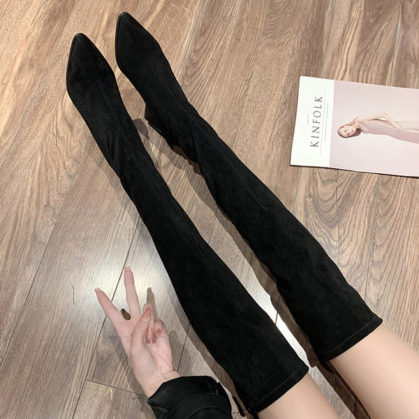 Modern női csizma szögletes 7 cm-es sarokkal, fekete színben