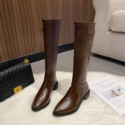 Ženske kožne čizme s ravnim potplatom - model na špic