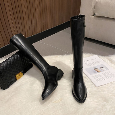 Ženske kožne čizme s ravnim potplatom - model na špic