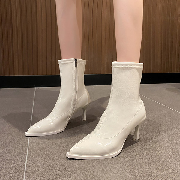 Stílusos női lakkcsizma vékony sarokkal