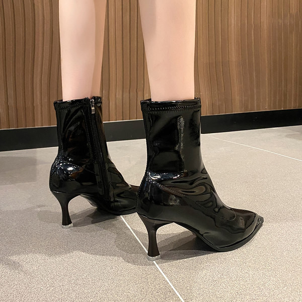 Stílusos női lakkcsizma vékony sarokkal