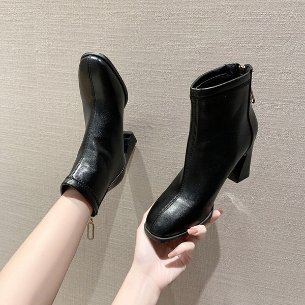 Modern női csizma magas 8 cm sarokkal - műbőr