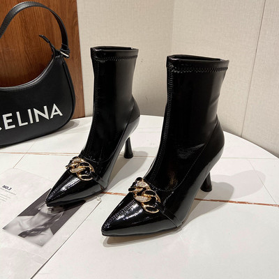 Stiilsed pandlaga ja õhukese kontsaga naiste lakknahast saapad