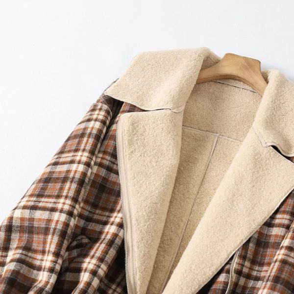 Karirana jesenska jakna s postavom