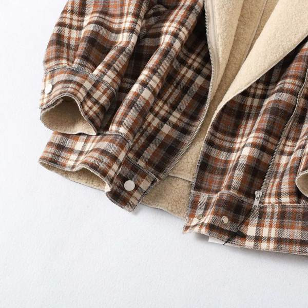 Karirana jesenska jakna s postavom