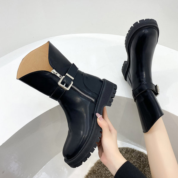 Ženske čizme s kopčom i grubim potplatom