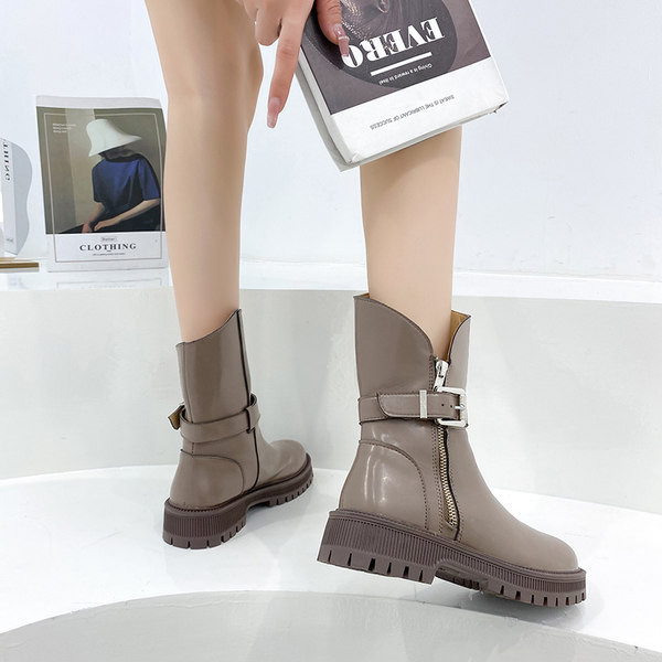 Ženske čizme s kopčom i grubim potplatom