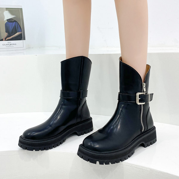 Ženske čizme s kopčom i grubim potplatom