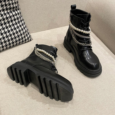 Stílusos női csizma fűzős fém elemekkel és gyöngyökkel