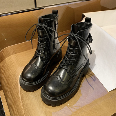 Naiste musta ja pruuni paeltega nahast saapad