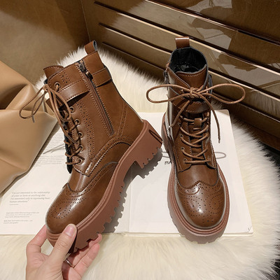 Naiste musta ja pruuni paeltega nahast saapad