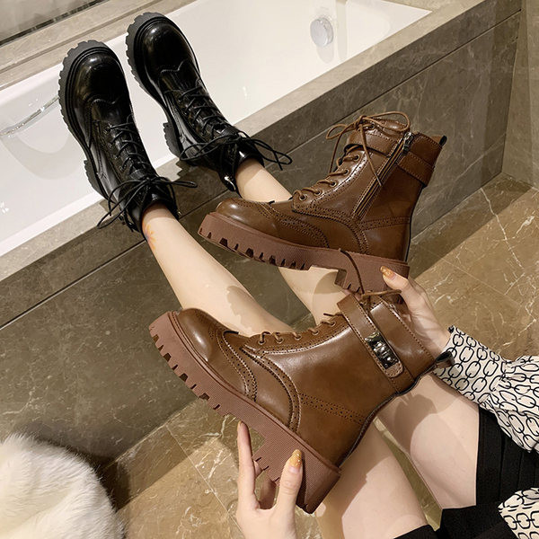 Naiste musta ja pruuni paeltega nahast saapad