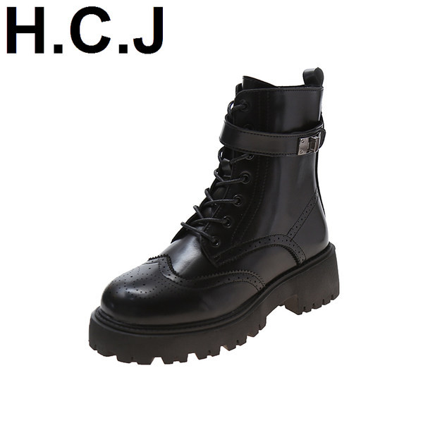 Naiste musta ja pruuni paeltega nahast saapad