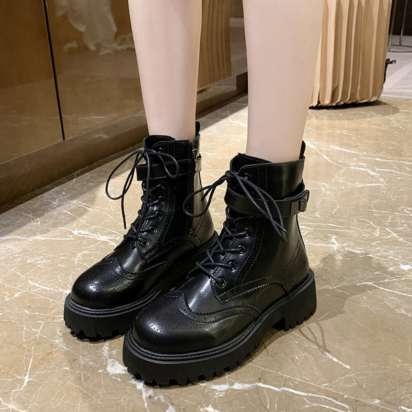 Naiste musta ja pruuni paeltega nahast saapad