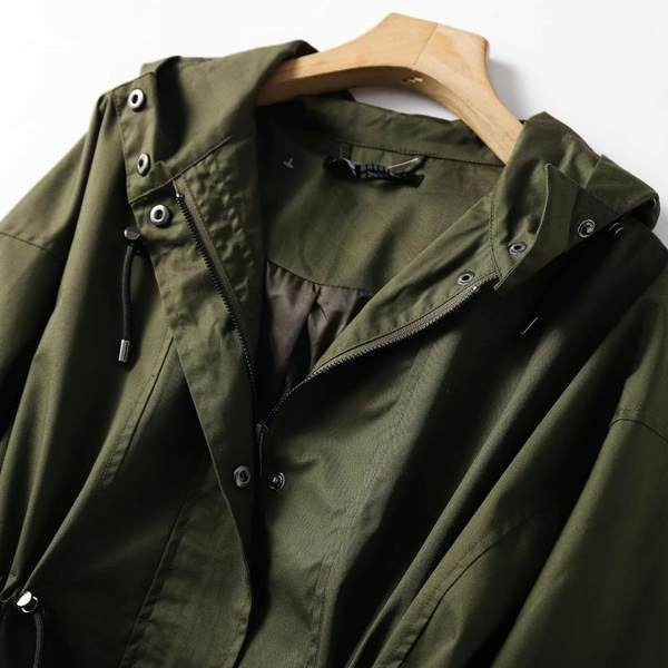 Pikk sügisene parka jope vöökohal lipsudega