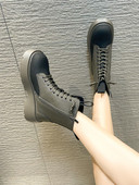 Modern csizma, lekerekített modell fűzővel és cipzárral