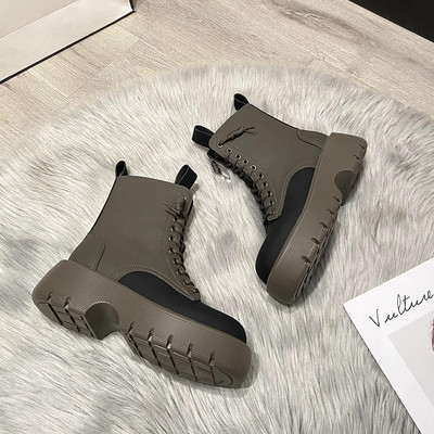 Modern csizma, lekerekített modell fűzővel és cipzárral