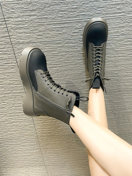 Modern csizma, lekerekített modell fűzővel és cipzárral