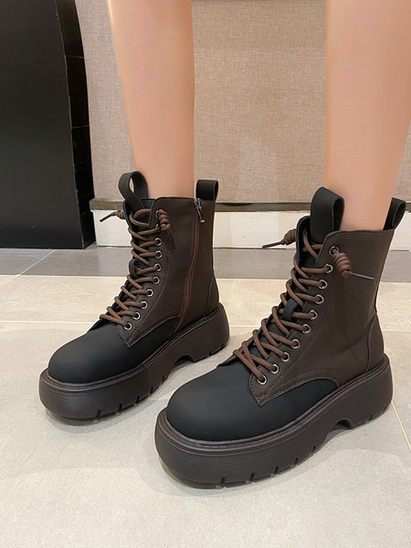 Modern csizma, lekerekített modell fűzővel és cipzárral