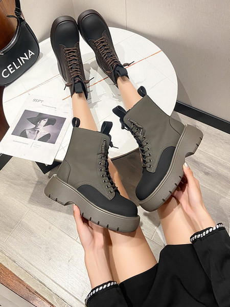 Modern csizma, lekerekített modell fűzővel és cipzárral