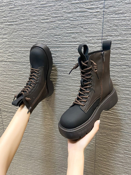 Modern csizma, lekerekített modell fűzővel és cipzárral