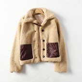 Rövid kabát gombokkal és zsebekkel