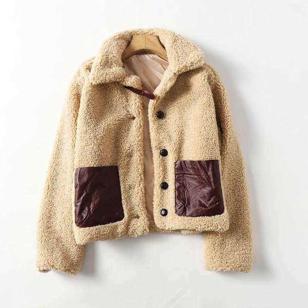 Rövid kabát gombokkal és zsebekkel