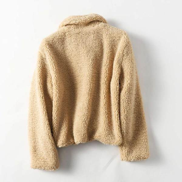 Rövid kabát gombokkal és zsebekkel