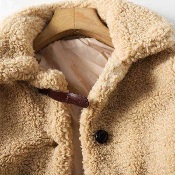 Rövid kabát gombokkal és zsebekkel