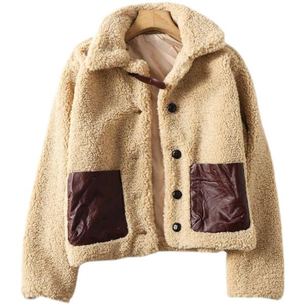 Rövid kabát gombokkal és zsebekkel