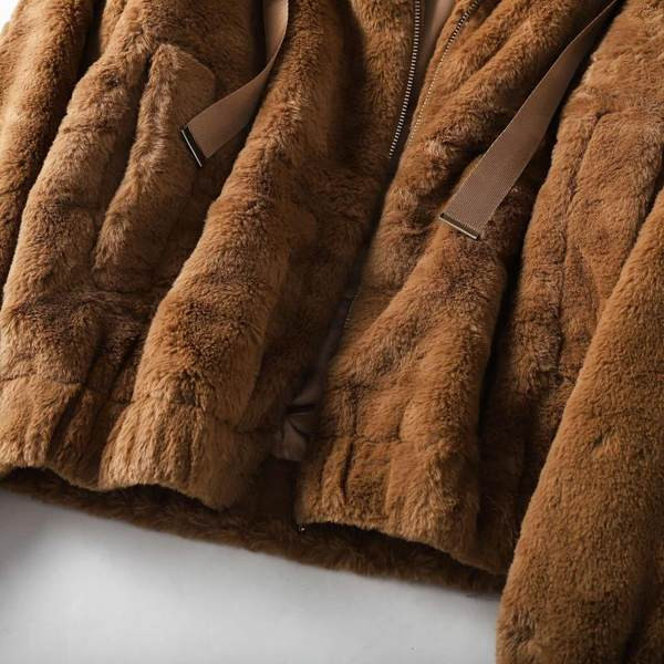 Ženska kratka jakna s patentnim zatvaračem i kapuljačom