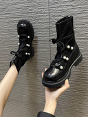 Stílusos női csizma fűzővel és díszgyöngyökkel